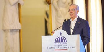 Gobierno condecora a Frank Moya Pons por aportes a la historia dominicana