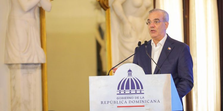 Gobierno condecora a Frank Moya Pons por aportes a la historia dominicana
