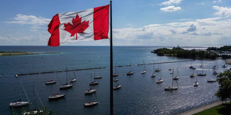 Trump ordena cambiar el nombre del lago Ontario a lago "América"