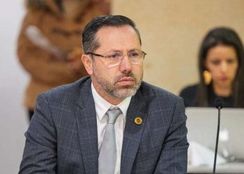 Ministro colombiano es blanco de críticas por tomar vacaciones en plena crisis por terremoto