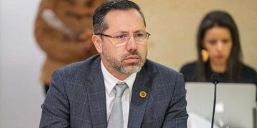 Ministro colombiano es blanco de críticas por tomar vacaciones en plena crisis por terremoto