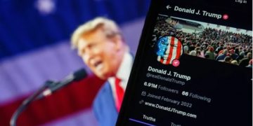 Donald Trump es demandado por vender el acceso rápido en su red social “Truth Social”