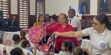 Gobernación entrega mochilas y útiles escolares a 200 niños de sectores vulnerables en Santiago