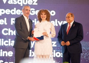 Presidente Abinader entrega 1,500 becas internacionales para cursar programas de especialización, maestrías y doctorados en universidades del extranjero