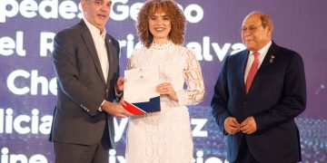 Presidente Abinader entrega 1,500 becas internacionales para cursar programas de especialización, maestrías y doctorados en universidades del extranjero