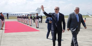 El presidente Luis Abinader saluda a su llegada a Cali, Colombia