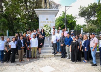 Ayuntamiento de Santiago conmemora Día Internacional de la Juventud con ofrenda floral a Juan Pablo Duarte