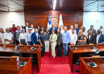 Ayuntamiento de Santiago reconoce a médicos graduados de la UASD en 1982 por sus 44 años de trayectoria