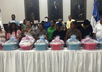 Gobernación de Santiago realiza entrega de ayudas sociales a familias vulnerables