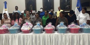 Gobernación de Santiago realiza entrega de ayudas sociales a familias vulnerables