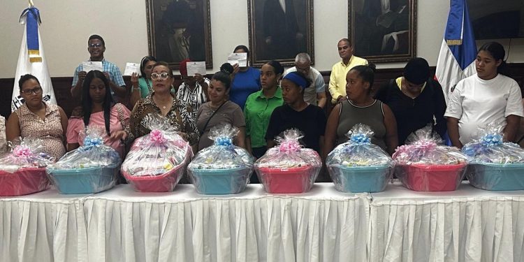 Gobernación de Santiago realiza entrega de ayudas sociales a familias vulnerables