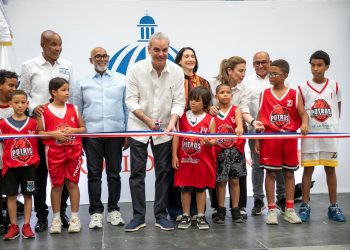 Presidente Abinader inaugura el techado del Centro Educacional Santo Cura de Ars (CESCAR) para impulsar el deporte y la formación integral de más de 1,500 estudiantes en Capotillo