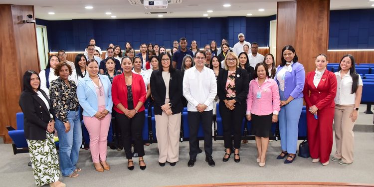 Ministerio de la Presidencia fortalece atención ciudadana en hospitales del SRS Cibao Norte mediante jornada sobre el Sistema 3-1-1