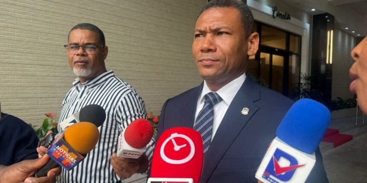 Báez pide “tolerancia” en el debate tras enfrentamiento con Pacheco