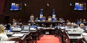 El Gobierno impulsa la "austeridad", pero el Congreso estudia crear más puestos