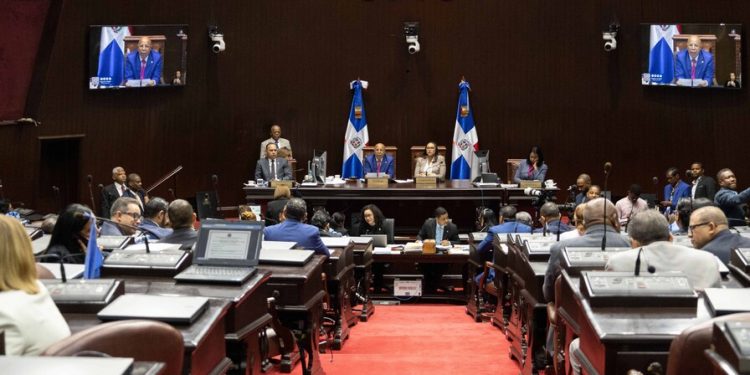 El Gobierno impulsa la "austeridad", pero el Congreso estudia crear más puestos