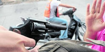 Atracan a punta de pistola a trabajadora cuando iba a una zona franca en Santiago