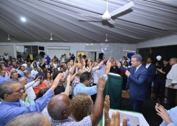 Leonel Fernández juramenta nuevos miembros FP en Santiago