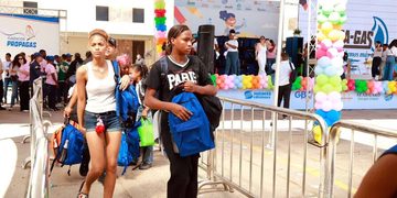 Meses recogiendo botellas: el esfuerzo de familias detrás de "Plásticos por útiles escolares"