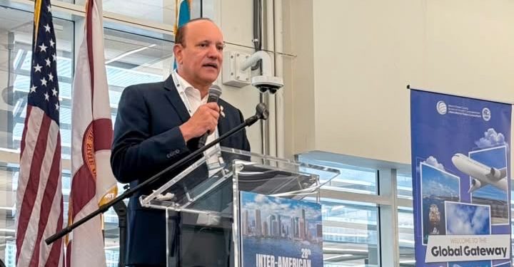 Alcalde Ulises Rodríguez destaca en Miami transformación de Santiago y oportunidades de inversión