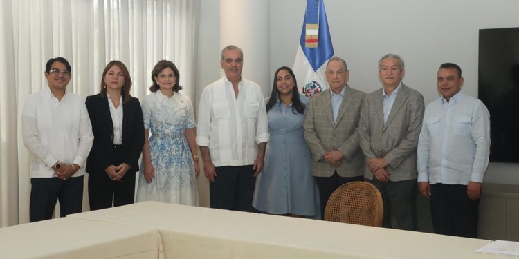 Presidente Luis Abinader toma juramento al voluntariado del Hospital Periférico Monte Adentro Dr. Antonio Trueba