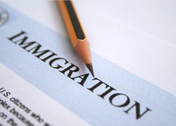 Entra en vigor nueva reglamentación de carga pública de USCIS: Claves y recomendaciones para solicitantes de residencia