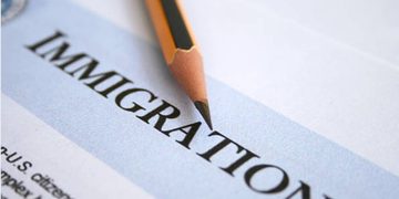 Entra en vigor nueva reglamentación de carga pública de USCIS: Claves y recomendaciones para solicitantes de residencia