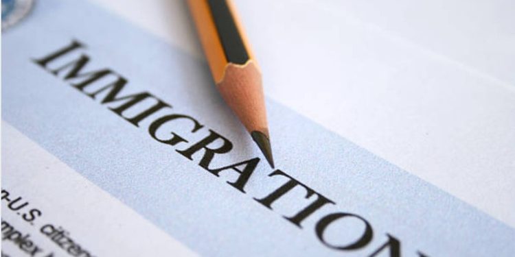 Entra en vigor nueva reglamentación de carga pública de USCIS: Claves y recomendaciones para solicitantes de residencia