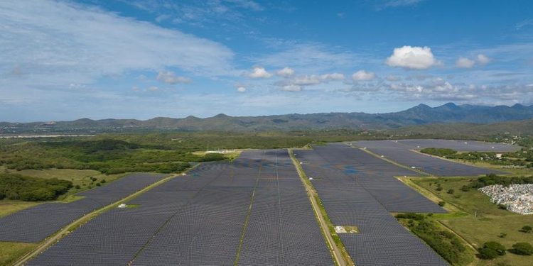 Senado acoge proyecto que obligaría la incorporación de energía renovable en edificios del Estado