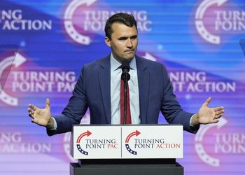 Juez de Utah ordena que Tyler Robinson vaya a juicio por el asesinato de Charlie Kirk
