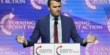Juez de Utah ordena que Tyler Robinson vaya a juicio por el asesinato de Charlie Kirk