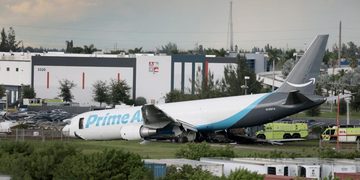 Registran cinco muertos tras estrellarse un avión de Amazon en Miami