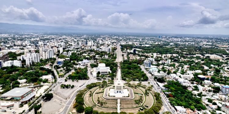 Santiago crece hacia arriba extendiendo su huella urbana