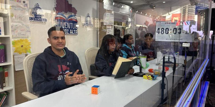 Jóvenes dominicanos logran 480 horas de lectura en voz alta para obtener récord Guinness