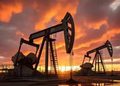 Suben los precios del petróleo ante falta de avances entre Irán y EE.UU.