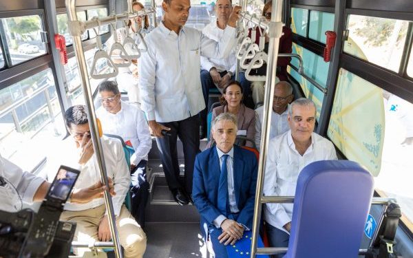 El Gobierno RD inaugura ruta «eléctrica» en Ciudad Colonial