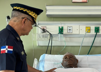 Director de la Policía visita a cabo y mayor heridos de bala en Sabana Perdida
