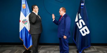 Ministro Magín Díaz juramenta a Enmanuel Cedeño Brea como nuevo superintendente de Bancos