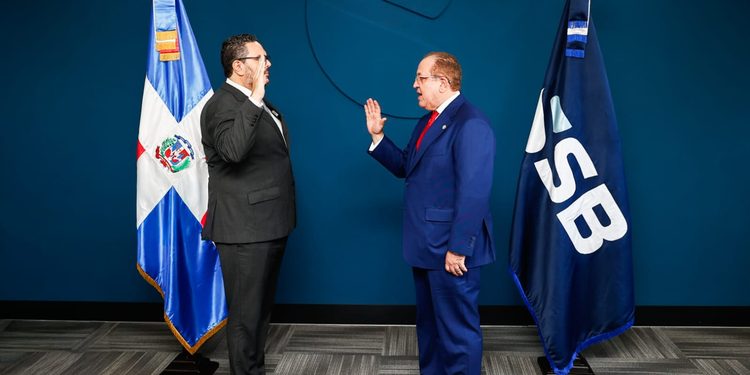 Ministro Magín Díaz juramenta a Enmanuel Cedeño Brea como nuevo superintendente de Bancos