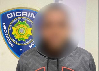 Policía sorprende a presunto ladrón dentro de residencia en Santiago y recupera prendas y RD$5 mil