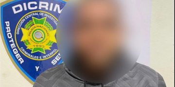 Policía sorprende a presunto ladrón dentro de residencia en Santiago y recupera prendas y RD$5 mil