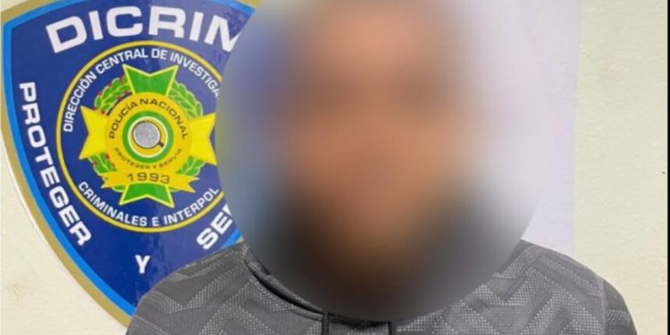 Policía sorprende a presunto ladrón dentro de residencia en Santiago y recupera prendas y RD$5 mil