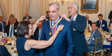 Abinader recibe Insignia de Oro de Americas Society por su liderazgo