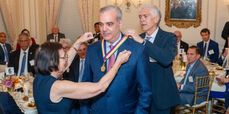 Abinader recibe Insignia de Oro de Americas Society por su liderazgo