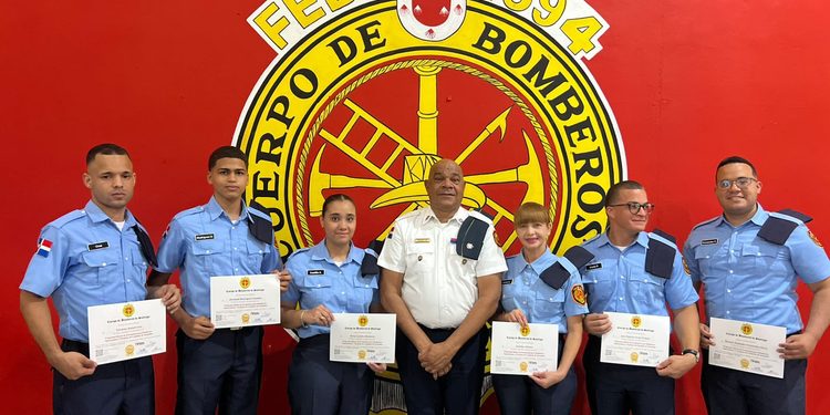 Bomberos de Santiago gradúa seis nuevos miembros de la Promoción 2026