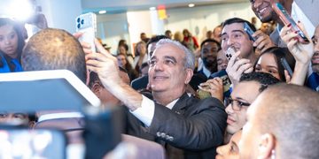 Presidente Abinader anuncia 300 becas para jóvenes dominicanos residentes en Nueva York