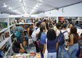 Decena de personas asisten al primer día de la Feria del Libro Santo Domingo 2026