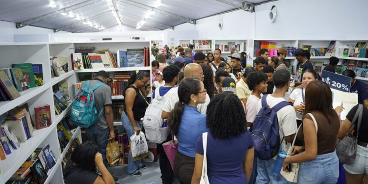 Decena de personas asisten al primer día de la Feria del Libro Santo Domingo 2026