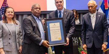 Presidente Luis Abinader rinde homenaje a José Francisco Peña Gómez junto a consulado en New Jersey
