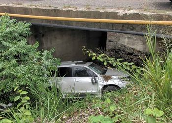 Gobernadora de Dajabón sufre aparatoso accidente en puente; yipeta cae debajo de la estructura